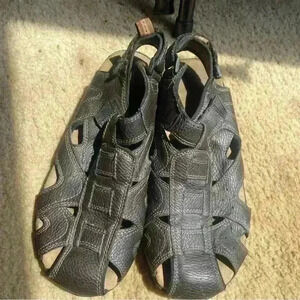 Wrangler Fisherman faux leather sandals size 10